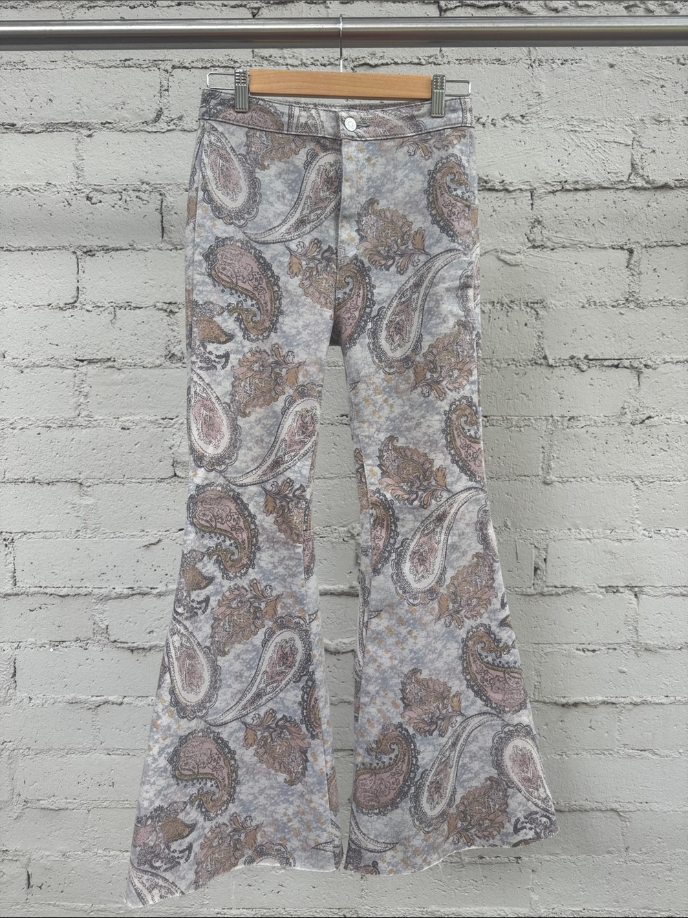 Free People We The Free Just Float On Flare Jeans Limestone Paisley Size 26 - Picture 16 of 16